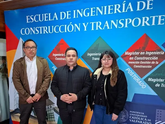 Participantes del Nodo Los Andes junto al pendón de la Escuela de Ingeniería de Construcción y Transporte PUCV