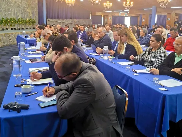 Asistentes tomando notas durante una de las exposiciones del Nodo Los Andes