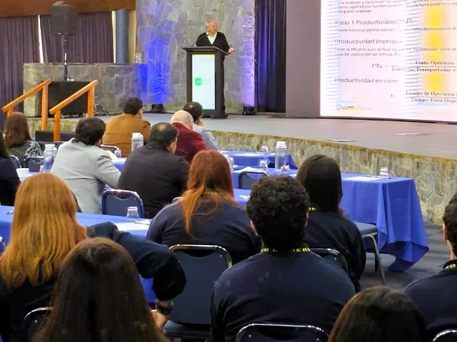 Público siguiendo una exposición sobre métricas de rendimiento logístico en el Nodo Los Andes