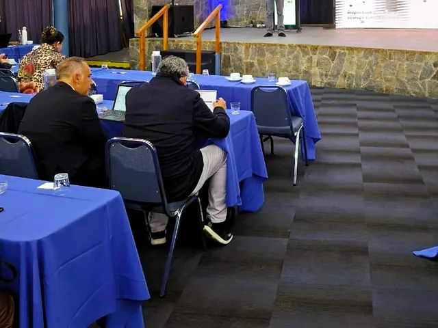 Asistentes en las mesas del salón durante la jornada del Nodo Los Andes