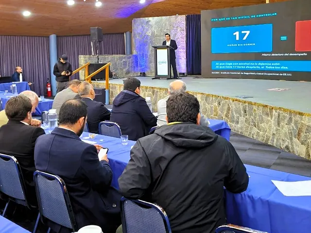 Público del Nodo Los Andes siguiendo una exposición en el escenario