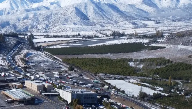 Puerto Terrestre de Los Andes con la cordillera nevada de fondo