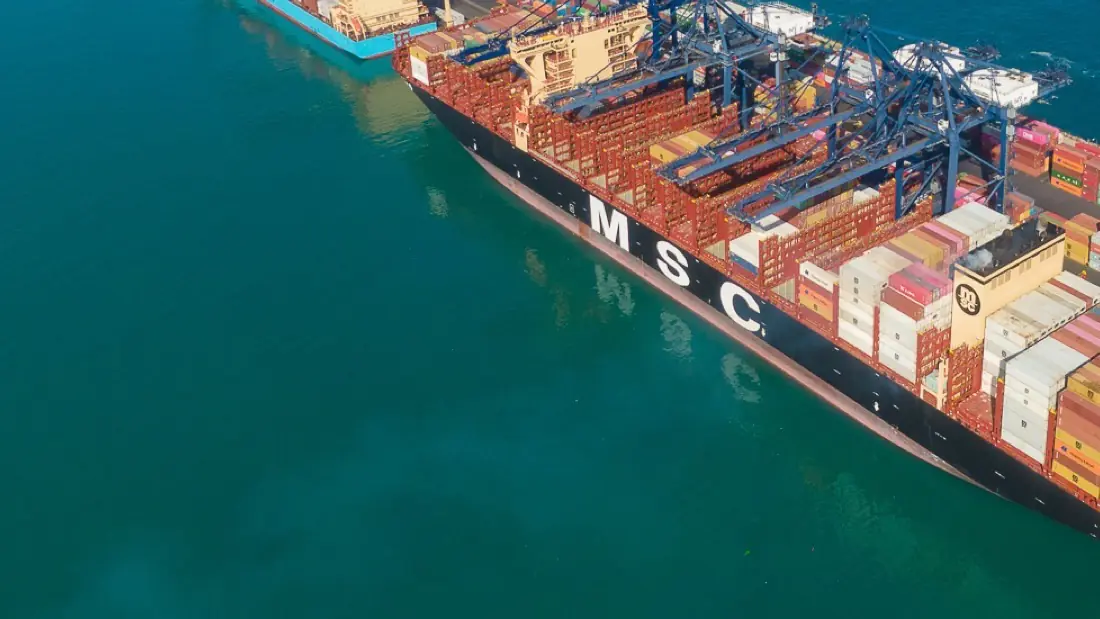 Buque portacontenedores atracado en el terminal del Puerto de San Antonio